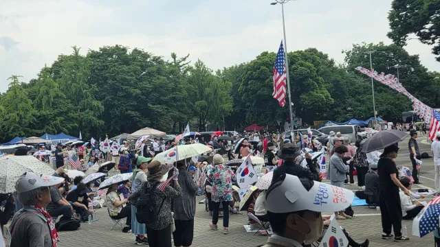 올공임다
주차장에 경찰차 엄청 많더라니
나가는 한무리 봄 
지금은 안보인다 

방금 애국가 4절까지 불렀음
다 같이 애국가 제창  감동이다
