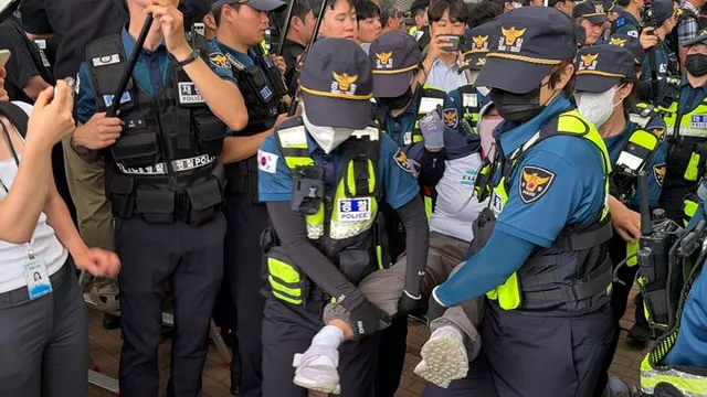 국조특위 '잠실투표소' 40분 현장조사…경찰관 폭행 60대 체포(종합2보)

[서울=뉴시스]조수원 신항섭 기자 = 6·3 지방선거 투표용지 부족