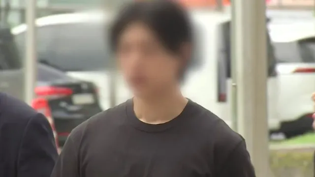 '개표소 경찰 폭행' 20대 2명 영장심사 출석

잠실 개표소 봉쇄 시위 첫날 경찰관을 폭행한 혐의로 구속영장이 신청된 20대 남성들이 영장심사