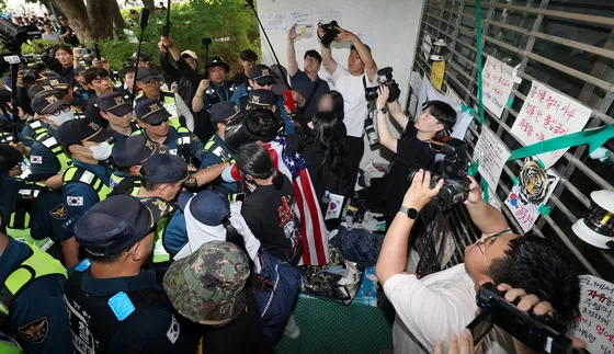 국조특위 잠실개표소 방문 때 경찰 폭행한 60대 남성 체포

국회 국정조사특별위원회(국조특위)의 잠실개표소 진입을 막는 과정에서 경찰관을 향해 