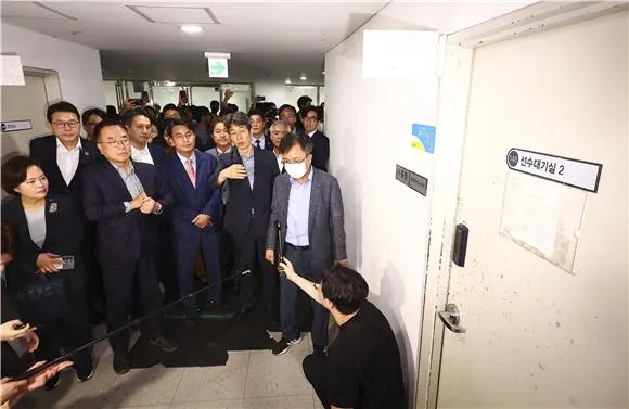 국조특위, 잠실 개표소 '봉쇄 27일' 만에 진입…40분간 현장검증

경찰 협조 아래 여야 의원 현장검증