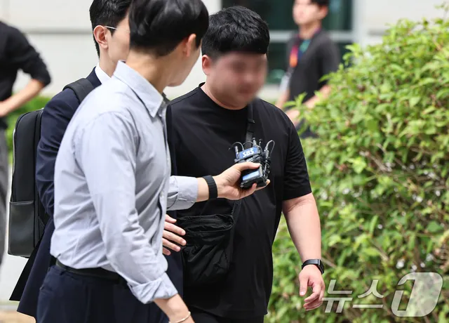 '잠실 개표소 시위' 경찰관 폭행 20대 남성 구속 기로

(서울=뉴스1) 김도우 기자 = 6·3 지방선거 투표용지 부족 사태에 항의하며 잠실 