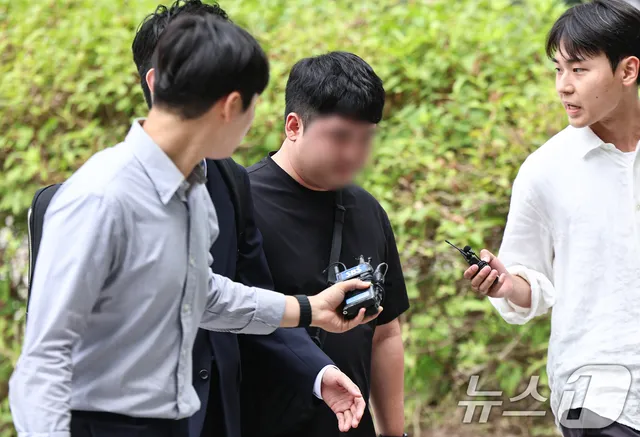 ‘개표소 시위’ 경찰 폭행 남성, 영장실질심사 출석

(서울=뉴스1) 김도우 기자 = 6·3 지방선거 투표용지 부족 사태에 항의하며 잠실 개표소