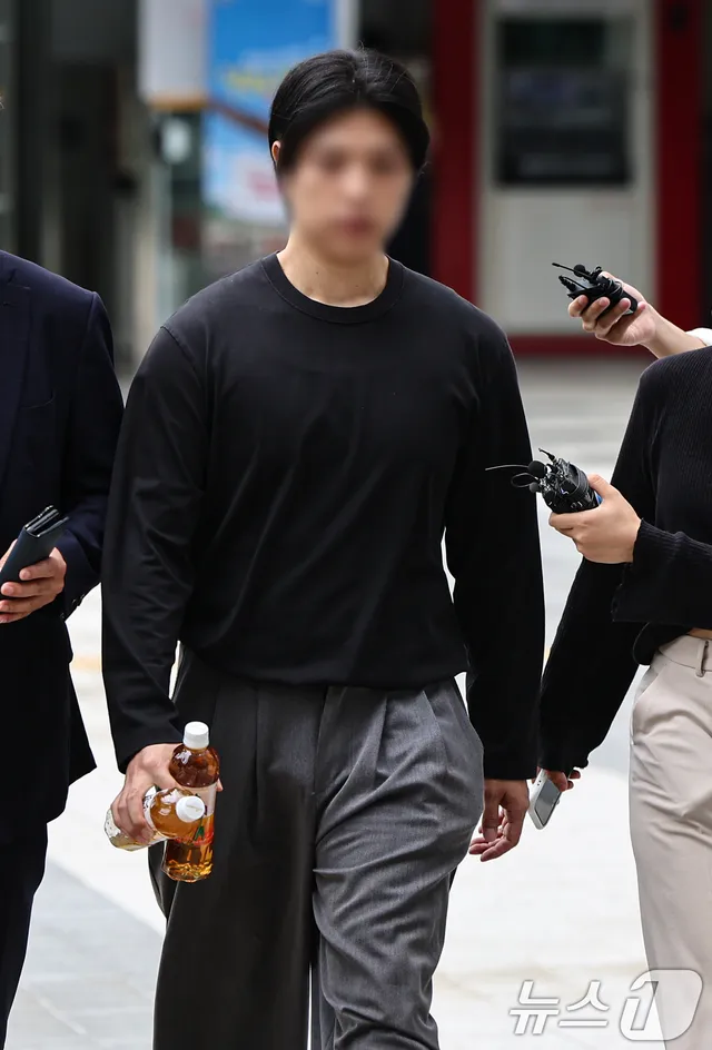 '잠실 개표소 시위' 경찰관 폭행 20대 남성 구속 기로

(서울=뉴스1) 김도우 기자 = 6·3 지방선거 투표용지 부족 사태에 항의하며 잠실 