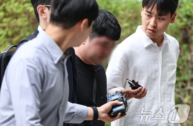 ‘개표소 시위’ 경찰 폭행 남성, 영장실질심사 출석

(서울=뉴스1) 김도우 기자 = 6·3 지방선거 투표용지 부족 사태에 항의하며 잠실 개표소