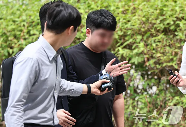 ‘개표소 시위’ 중 경찰관 때린 20대 남성,구속 갈림길

(서울=뉴스1) 김도우 기자 = 6·3 지방선거 투표용지 부족 사태에 항의하며 잠실 