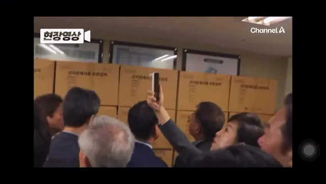 부족하다는 투표용지가 뜯지도 않은 박스채로 보관중 . 캬 아주 대단한 🐕🐦끼들이죠?
