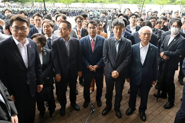 국조특위, 봉쇄 시위 27일 만에 ‘잠실 개표소’ 진입…40여분간 현장검...

국회 6·3 지방선거 투표용지 부족 사태 국정조사특별위원회는 2