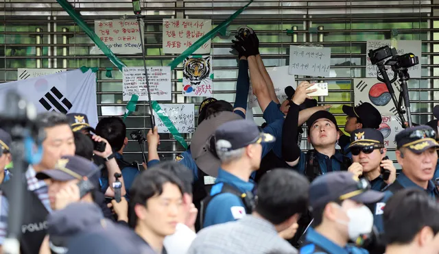 국조특위, 잠실개표소 40분간 현장검증...보관 물품 그대로 둔채 철수

지난달 5일 잠실7동 제2투표소 투표함 2개가 개표소인 핸드볼경기장으로