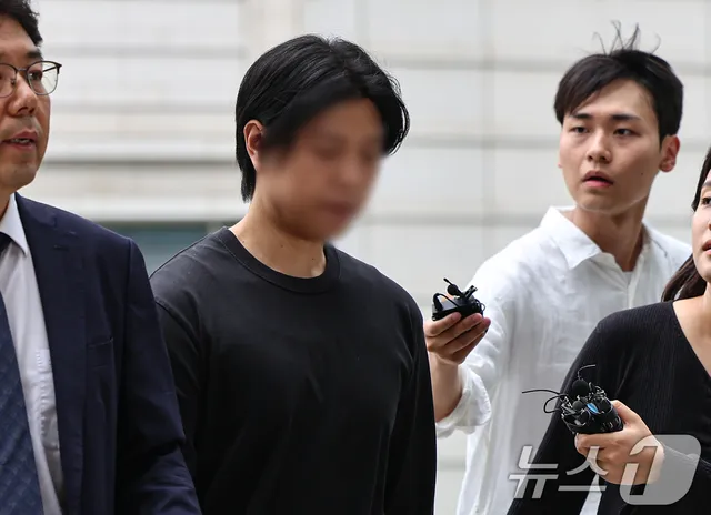 ‘개표소 시위’ 중 경찰관 때린 20대 남성,구속 갈림길

(서울=뉴스1) 김도우 기자 = 6·3 지방선거 투표용지 부족 사태에 항의하며 잠실 
