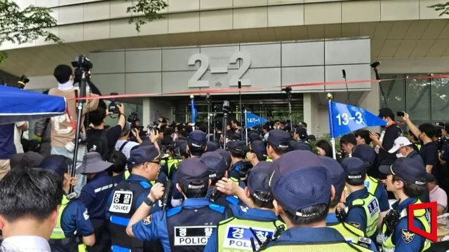 국조특위, 봉쇄 27일 만에 '올림픽공원 개표소' 진입

제9회 전국동시지방선거 투표용지 부족 사태로 봉쇄 시위가 이어지고 있는 서울 올림픽공원