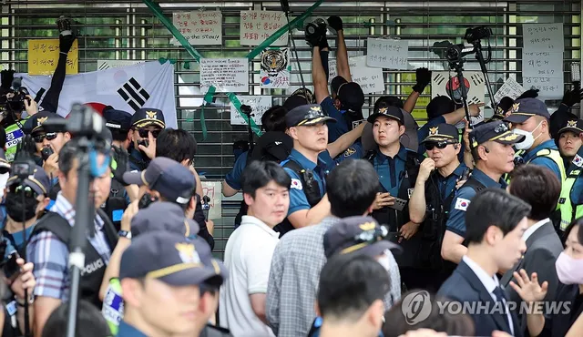 봉쇄시위 27일 만에 열린 잠실 개표소

(서울=연합뉴스) 이동해 기자 = 2일 국회 '제9회 전국동시지방선거 투표용지 부족 사태 등 국민 참정