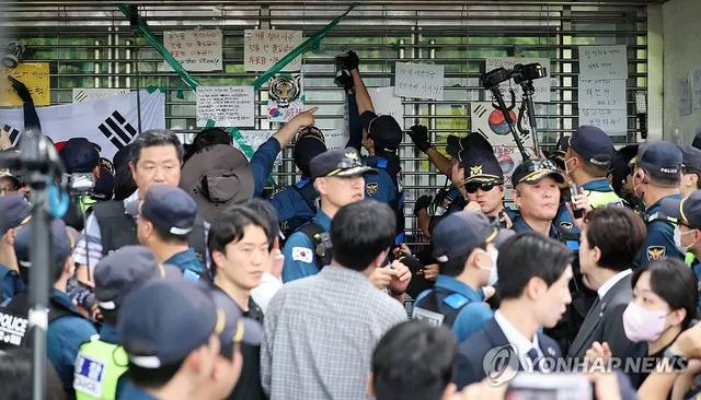 봉쇄시위 27일 만에 열린 잠실 개표소

(서울=연합뉴스) 이동해 기자 = 2일 국회 '제9회 전국동시지방선거 투표용지 부족 사태 등 국민 참정
