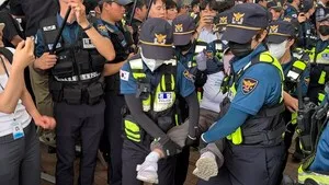 국조특위, 잠실개표소 진입…'봉쇄 시위' 27일 만

민주신문=승동엽 기자｜6·3 지방선거 투표용지 부족 사태를 조사 중인 국회 국정조사특별위원
