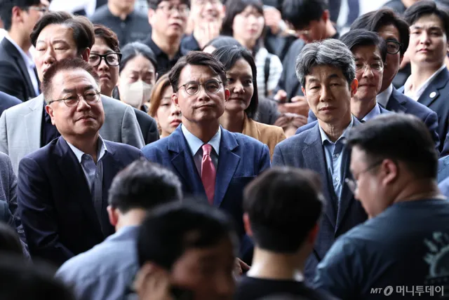 국조특위, 봉쇄 27일 만에 '잠실개표소' 진입…현장 검증 진행

이후 경찰은 대화경찰과 기동대 등 경력을 배치해 진입로 확보를 시도했다. 경찰