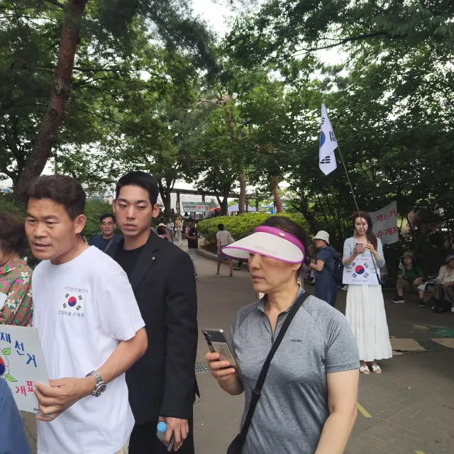 전한길 웅급실에 가신분이 사건 끝나니까 귀신같이 올공나오시네

이런매직도 따로없음

#올림픽공원 #시위