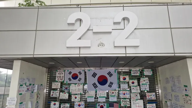 굳건하게 태극기가 걸려 있습니다.
선관위 투표 박스 보셨겠지만, cctv도 없는 곳에 보관 되었었다고 하네요.
퇴근길에 잠시 들렀습니다.
많은 
