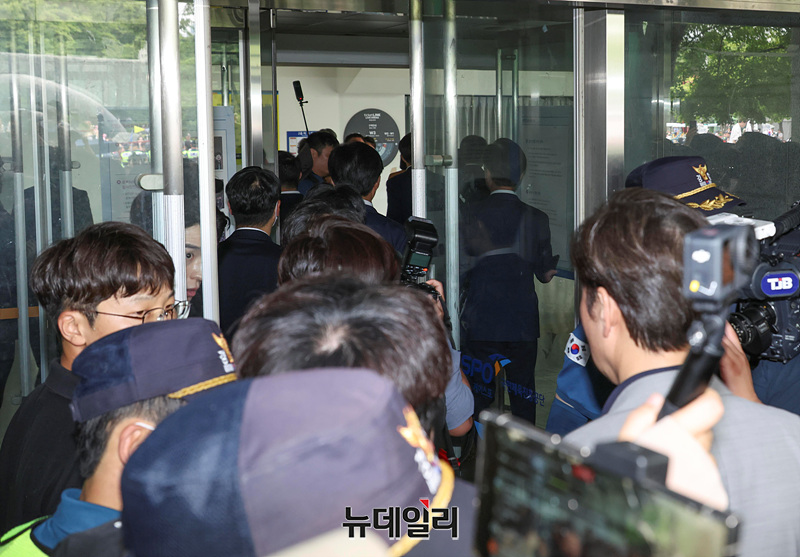 [영상] 국조특위, 잠실 개표소 진입...봉쇄 28일만

6·3 지방선거 투표용지 부족 사태 국정조사특별위원회가 2일 오전 서울 송파구 올림픽공