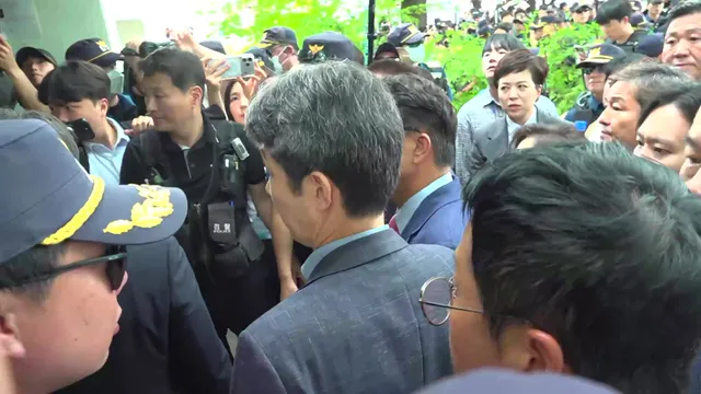 [현장영상+] 국조특위 잠실개표소 진입...27일 만에 봉쇄 사태 해제

많은 시위대들이 주변을 둘러싸고 있는 모습입니다. 특위 위원장인 윤상현