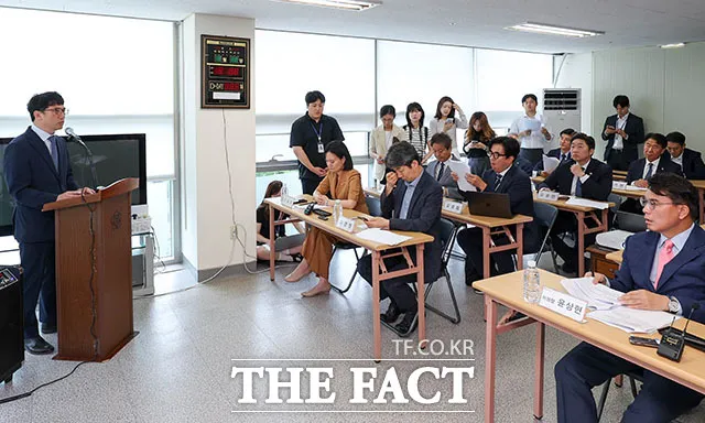 송파구 선관위 찾은 국조특위...윤상현 "공중화장실보다 못한 선거 관리...

김남훈 송파구선거관리위원회 사무국장 직무대리가 2일 서울 송파구 