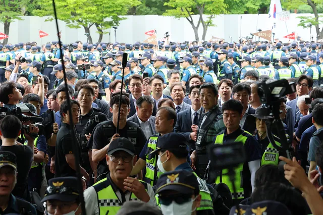 ‘투표용지 부족’ 국조특위, 올공 진입…경찰, 시위대 강제 이동

6·3 지방선거 투표용지 부족 사태를 조사하는 국회 국정조사특별위원회는 2일 