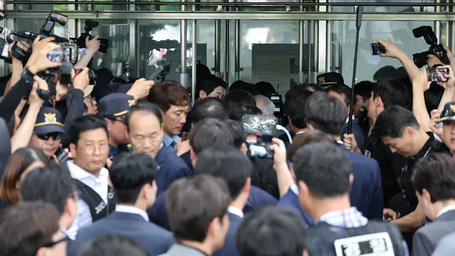 국조특위·경찰, 잠실 개표소에 진입…봉쇄 시위 27일 만

국회 6·3 지방선거 투표용지 부족 사태 국정조사특별위원회가 오늘 경찰의 협조로 서울