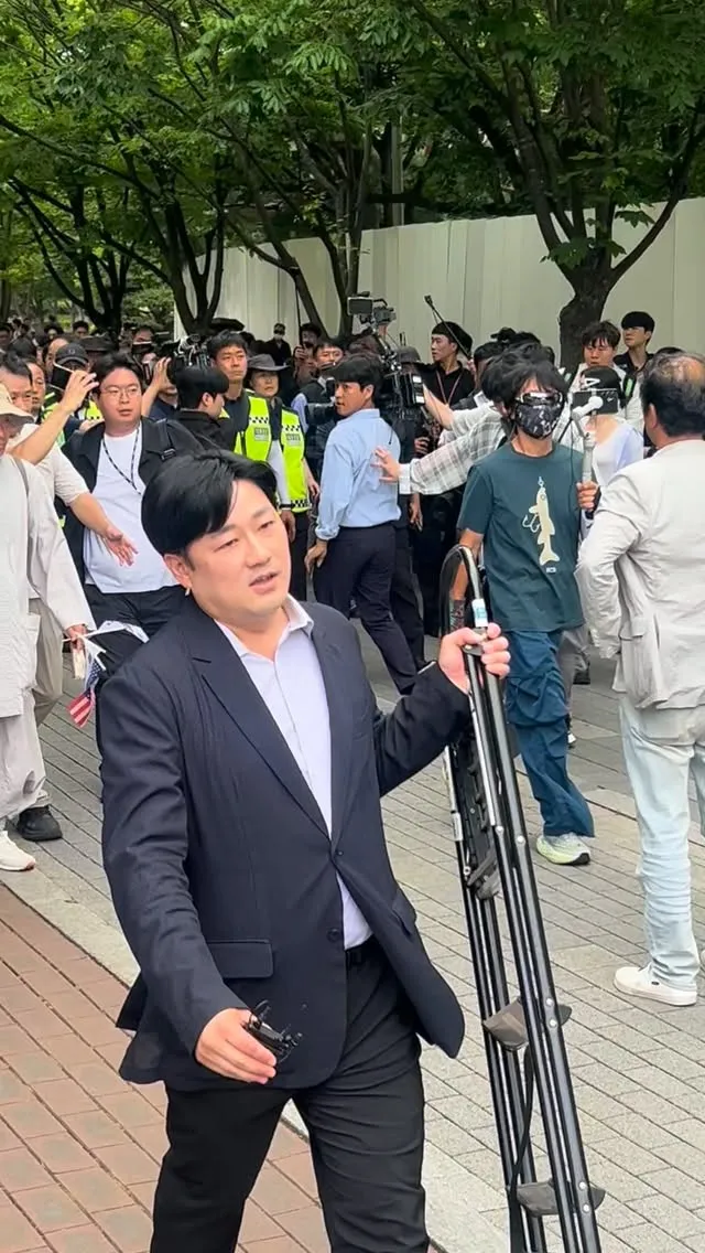 실시간 ‘올공’ 현황

1. 의원들에게 무릎꿇고 애원하는 분 영상
2. 그분 그냥 수갑채움 

와 이거 아니지 …