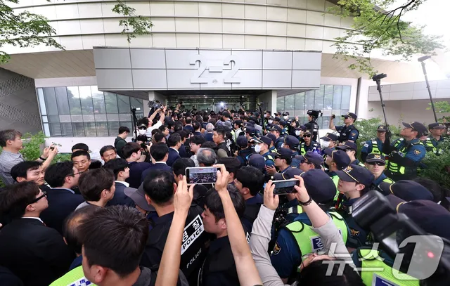 국조특위, 잠실개표소 현장 조사…투표지 247만장 확인 뒤 다시 봉쇄(종...

봉쇄 27일 만에 진입…약 35분간 투표함 상태 등 점검 일부 