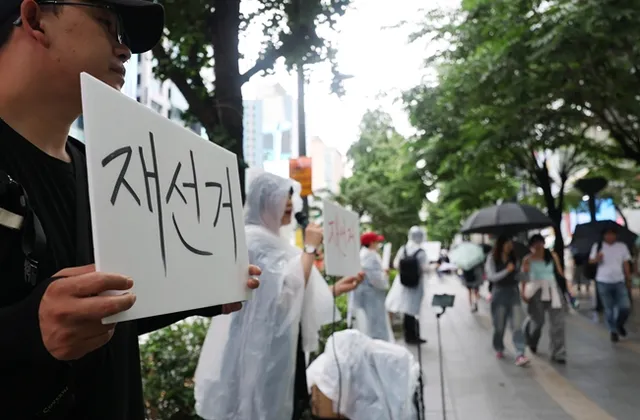 ‘청년 보수화’로만 볼 수 있나…홍대로 옮겨간 ‘재선거’ 요구 [잠실...

▲청년단체 회원들이 20일 서울 마포구 홍대입구역 인근에서 재선거를
