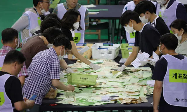 [단독] 송파구 실제 투표지 전체, 선거 이후 한달째 올림픽 공원 개표소...

6·3 지방선거 당시 서울 송파구 유권자들이 실제 기표한 원본 