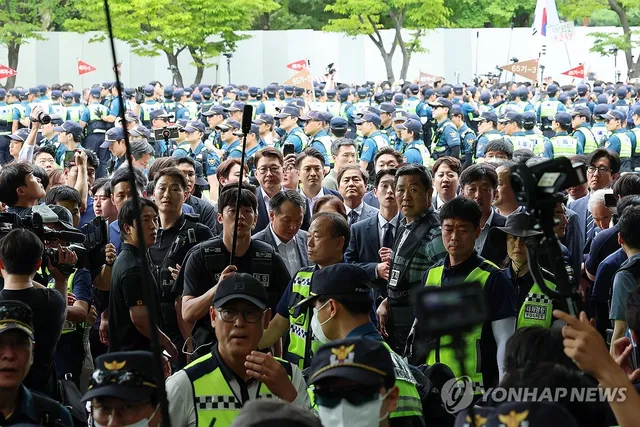 [1보] 국조특위·경찰, 잠실개표소 진입…봉쇄 시위 27일만

(