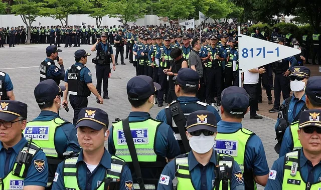 경찰, 잠실개표소 입구 막은 시위참가자 차례로 강제 해산 중

경찰이 2일 6·3 지방선거 투표용지 부족 사태와 관련해 국회 국정조사특별위원회의