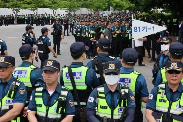 [속보] 경찰, 잠실개표소 입구 막은 시위참가자 차례로 강제 해산 중

[신아일보] 장덕진 기자