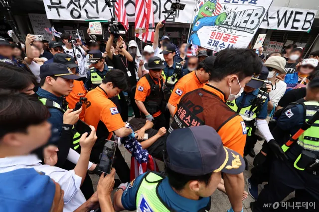 [속보]국조특위, 잠실개표소 진입 시도…경찰, 시위 참가자 강제 해산 ...

(서울=뉴스1) 구윤성 기자 = 2일 서울 송파구 올림픽공원 핸드