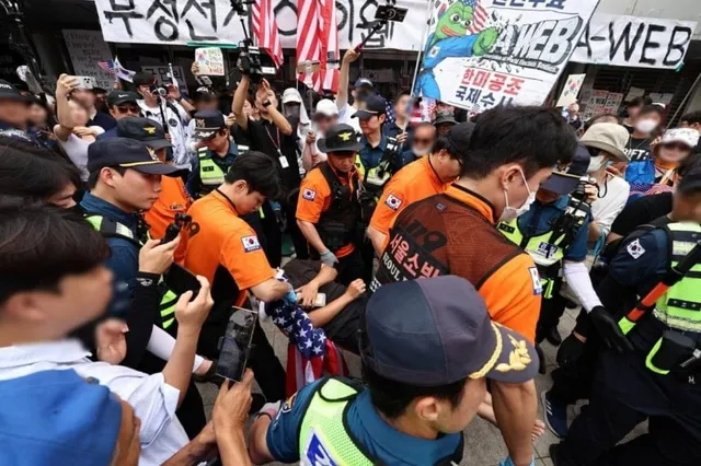 "진입로 확보하라"…국조특위 도착에 잠실 개표소 충돌 격화

"진입로 확보하라"…국조특위 도착에 잠실 개표소 충돌 격화, 최영총 기자, 사회