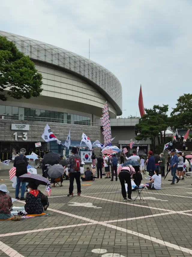 경찰 수천 명 들이닥쳤던 때 빼고는 있을만한 공간이라고 느낍니다.

한 달 되어가지 별 ㅈㄹ을 다 하네요. 버티기는 이제 진짜 시작해요! 멸공!