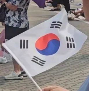 시간 날 때마다
1시간이라도 자리를 지키고 싶어
올공에 다녀오곤 합니다

가서
부정선거 재선거
당일투표 수개표
그리고
애국가만 외치다 옵니다

