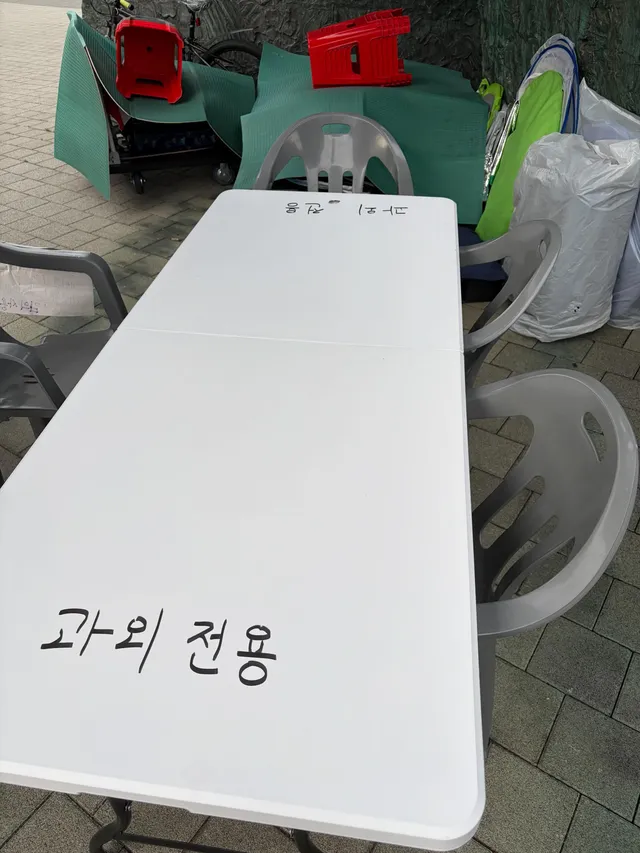 2-2 조형물 아래에 자리했습니다. 수학과학 질의응답 10시까지 받을게요. 영어쌤이랑 일본어쌤도 계세요~ 잘 찾아서 오세요!🔥