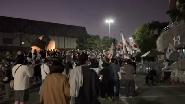 피곤해도 퇴근하고 올공 다녀오고 생각은 하루종일 올공에.. 몸도 지치고 마음도 지치지만 나라 지키기 위해서 나 한명이라도 더!!
일하면서도 스레