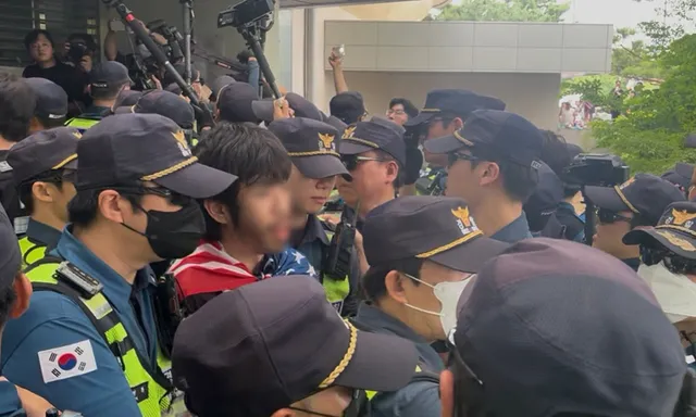 봉쇄 27일만에 잠실개표소 열렸다… 진입 시도 25분여만 [밀착취재]

잠실 개표소 봉쇄 시위가 27일 만에 뚫렸다. 국회 국정조사 특별위원회(