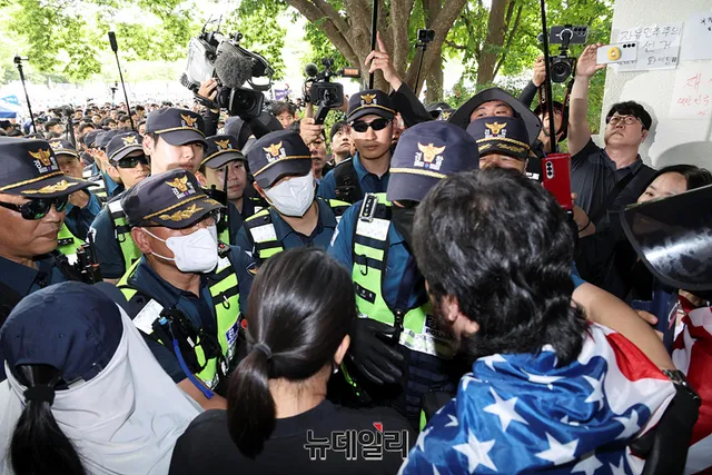 국조특위 현장 검증 도중 경찰 폭행한 60대 남성 체포

국회