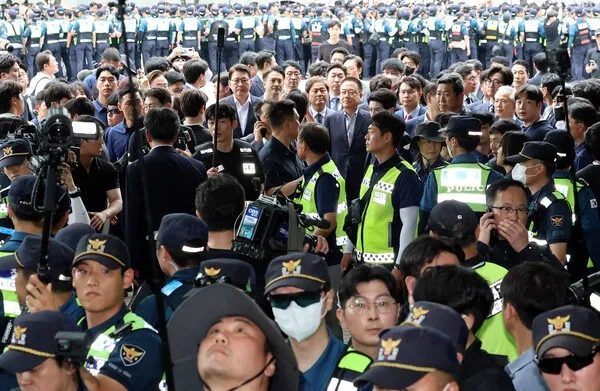 6·3 국조특위, 올공 개표소 진입... 투표함 보관 상태 점검

[법률방송뉴스]국회 6·3 지방선거 투표용지 부족 사태 국정조사특별위원회가 2