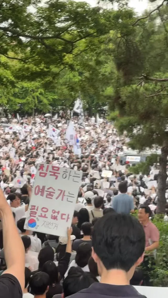 잠실 
실시간 잠실
꺾일 기미가 안 보이는 시민들 기세와
놀랍도록 질서 정연한 체계