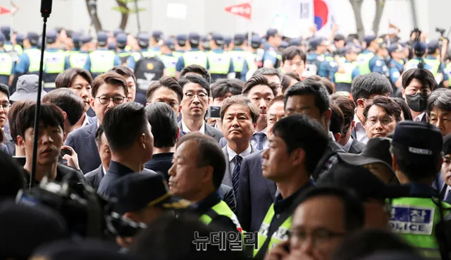 [종합] 봉쇄 27일 만에 열린 잠실개표소 … 선관위 국조특위, 검증 마쳐

국회