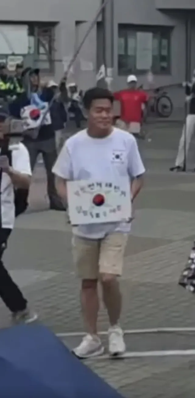 아주 그냥 티를 내네??
충성한다고 [그들이] 받아줄까나? 지들도 살아남을려고 안중에 없던데?

정보출처 미정갤
https://m.dcinsid