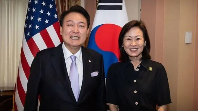 국힘 지지하시는 분들은 
‘철의 여인을 환영한다’는 글을 거의 못 본 것 같은데,
 제 알고리즘이 그런 건가요??

우파라면 오히려 
환영하는 