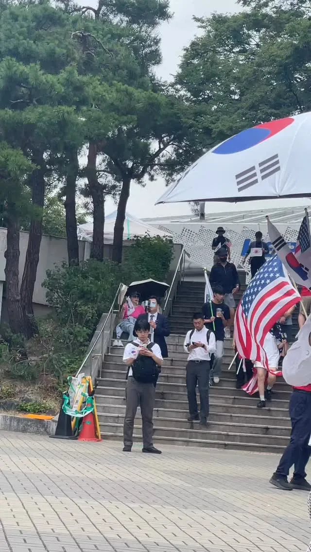 올공 지키는 애국 시민들 모두모두 감사합니다 ㅠㅠ
2-2앞에서 우는 청년 보니 맘이 아프네요 ㅠㅠ