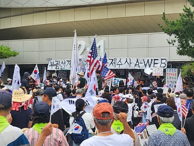 오늘 올공에서 느낀 점.
오전 10시에 올공 2-1게이트 앞에 갔다. 일반시민들과 방송사카메라가 많았다. 아울러 자유와혁신인지는 모르겠는데, 에