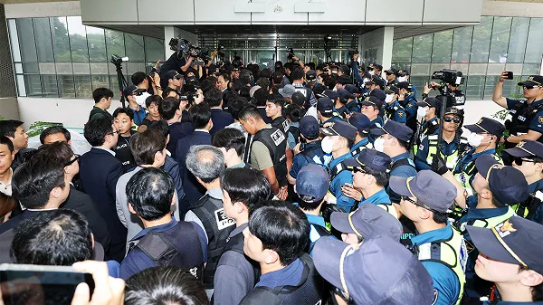 올공 '잠깐' 열렸다가 '재봉쇄'…영상 보고 "마치 무법현장 같다"

++++  [윤상현/선관위 국조특위 위원장 (출처: 국회방송) : 대한민국
