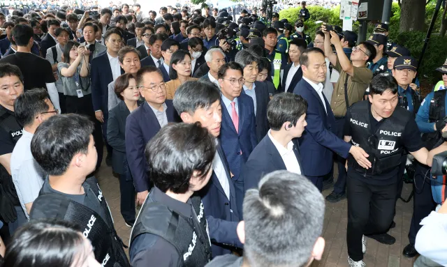 27일 만에 올림픽공원 현장조사… 국조특위 선관위 질타, 재검표 요청

국회 '제9회 전국동시지방선거 투표용지 부족 사태 등 국민 참정권 침해 